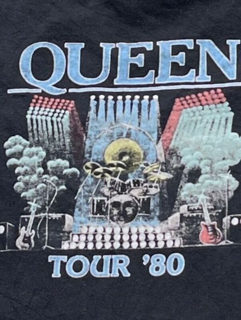 Queen Preowned Large T-shirt